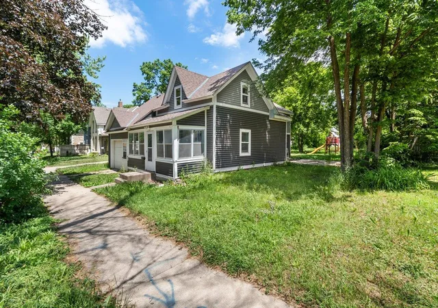 4th image of 915 3Rd Ave Nw, Faribault, MN 55021 | MLS# 7079087