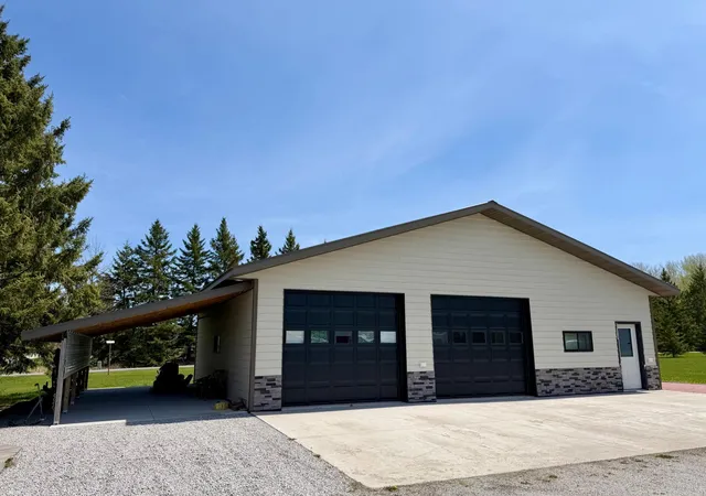 Photo 3 of Single family home for sale at 752 Hallberg St Sw, Warroad, MN 56763 | MLS# 7079251 | Listing updated on 2026-09-03