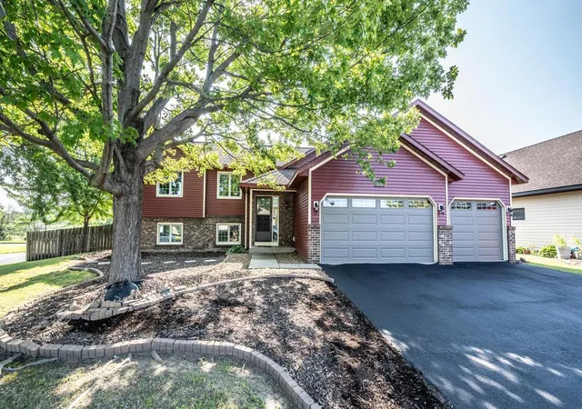 1st image of 1500 Lakeview Curv, Saint Paul, MN 55122 | MLS# 7079285