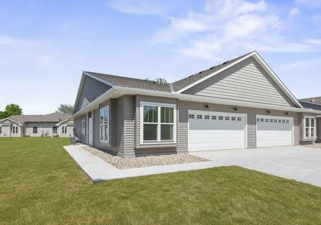 Homes for sale in Hutchinson, MN | 1021 Golf Course Rd Nw, Hutchinson, MN 55350 | MLS# 7079362