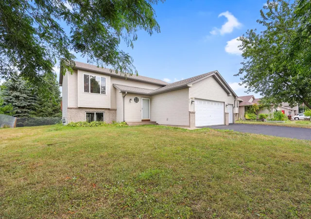 Photo 3 of Single family home for sale at 800 Portage Ave, Mora, MN 55051 | MLS# 7079372 | Listing updated on 2026-09-28