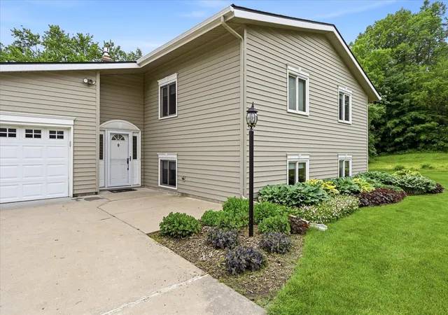 2nd image of 1484 Crest Dr, Chaska, MN 55318 | MLS# 7079712