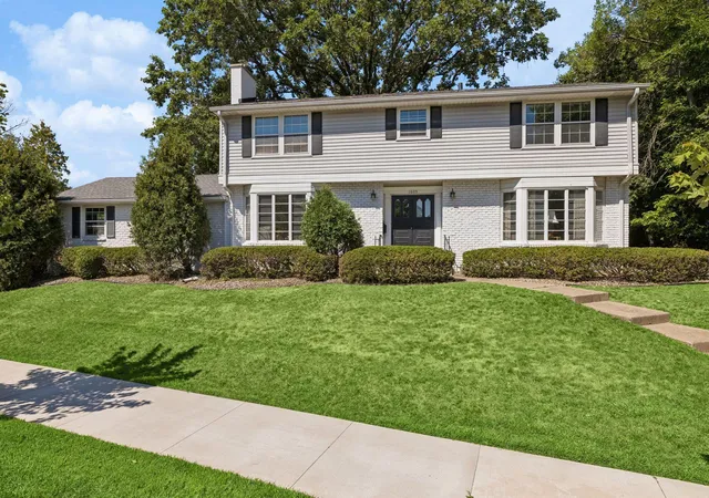 Photo 1 of Sale Pending at 1605 Edgcumbe Rd, Saint Paul, MN 55116 | MLS# 7079716 | Listing updated on 2026-08-20