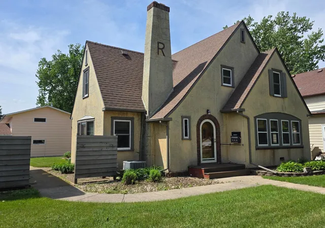 Homes for sale in Pipestone, MN | 412 W Main St, Pipestone, MN 56164 | MLS# 7080080