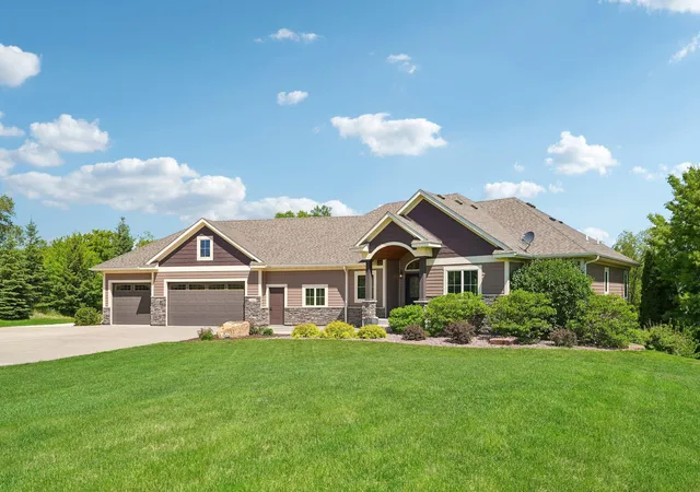 Homes for sale in New Prague, MN | 1528 Cottonwood Trl, New Prague, MN 56071 | MLS# 7080334