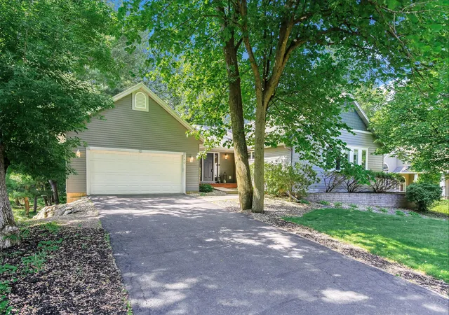 Homes for sale in Mahtomedi, MN | 140 Dahlia St, Mahtomedi, MN 55115 | MLS# 7080635