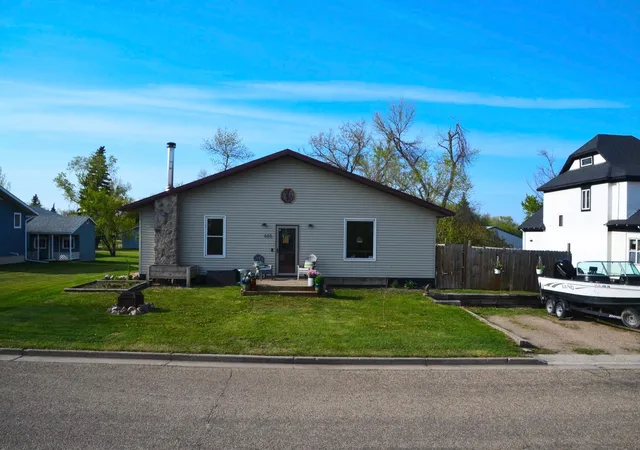 Photo 3 of Single family home for sale at 605 Ingalls Ave, Hope, ND 58046 | MLS# 7081007 | Listing updated on 2026-10-05