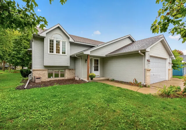 Photo 2 of Single family home for sale at 135 Obrien Pkwy, Belle Plaine, MN 56011 | MLS# 7081054 | Listing updated on 2026-10-02