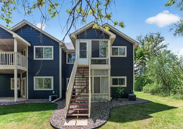 Homes for sale in Mendota Heights, MN | 2494 Wilshire Court, Mendota Heights, MN 55120 | Houzeo
