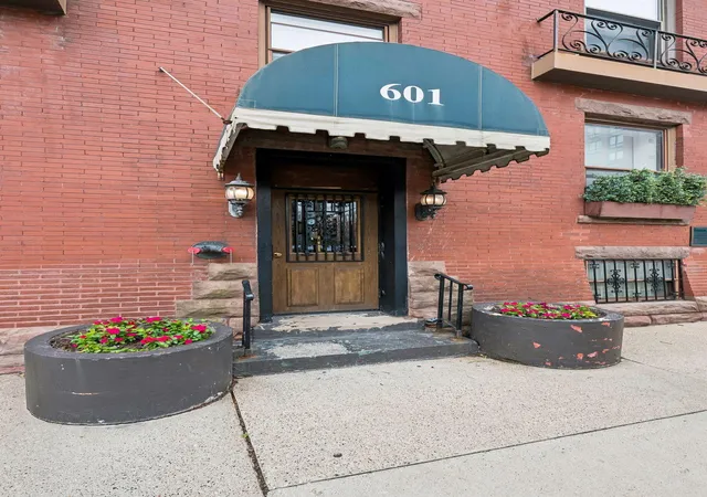 1st image of 601 S 9Th St, Minneapolis, MN 55404