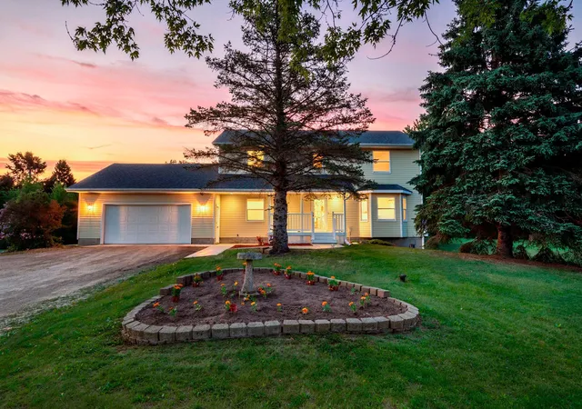 Photo 3 of Single family home for sale at 2733 Neal Ave N, West Lakeland Twp, MN 55082 | MLS# 7081473 | Listing updated on 2026-09-14