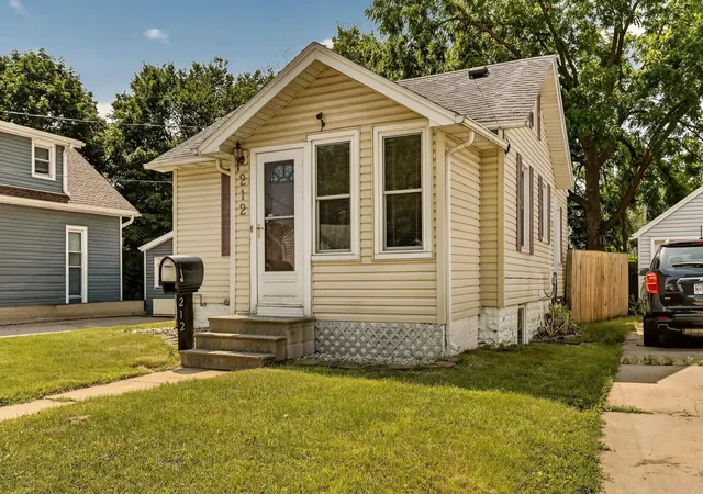 2nd image of 212 10 1/2 St Se, Rochester, MN 55904 | MLS# 7081494