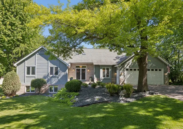 Photo 3 of Single family home for sale at 1807 Timberline Trl, Hopkins, MN 55305 | MLS# 7081582 | Listing updated on 2026-07-30