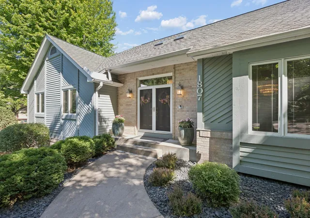 Photo 4 of Single family home for sale at 1807 Timberline Trl, Hopkins, MN 55305 | MLS# 7081582 | Listing updated on 2026-07-30