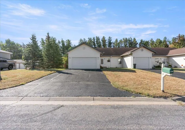 Homes for sale in Brainerd, MN | 2401 Hillcrest Dr, Brainerd, MN 56401 | MLS# 7081886