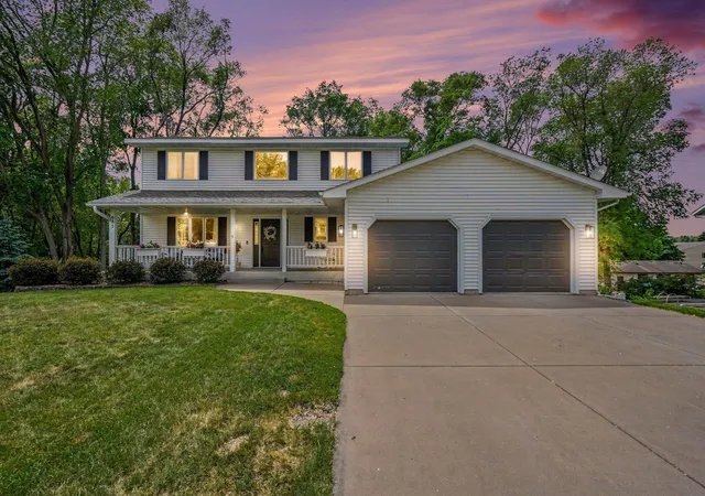 Homes for sale in Prescott, WI | 685 Flora Sq, Prescott, WI 54021 | MLS# 7081897