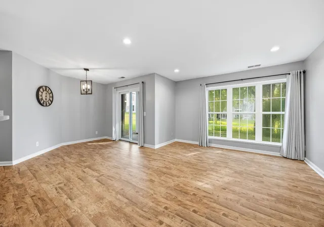 Listing Photo 4 - Condo for sale in building located at 6048 Chasewood Pkwy, Minnetonka, MN 55343 - Unit #1
