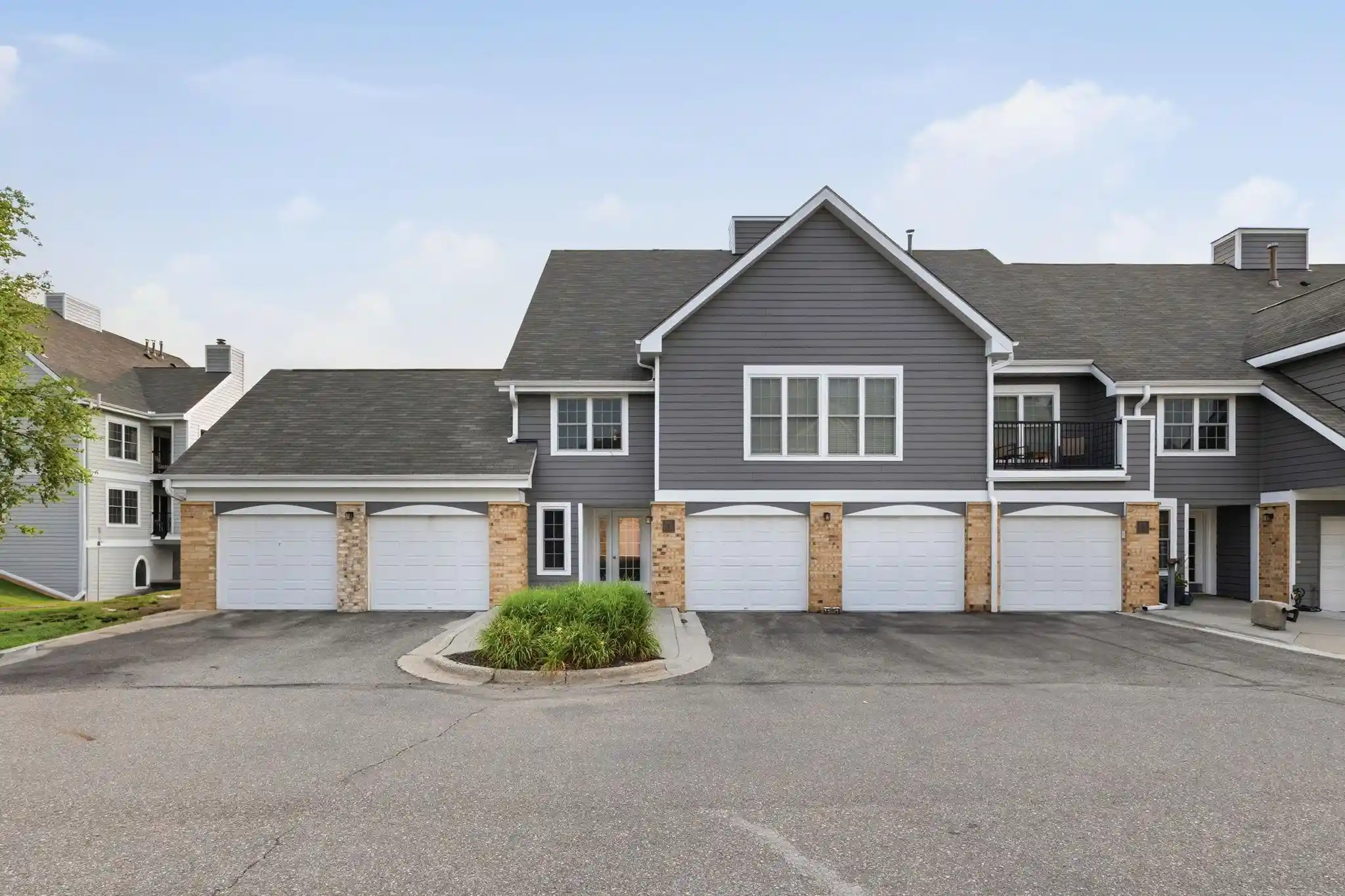 Listing Photo 2 - Condo for sale in 6048 Chasewood Pkwy located at 6048 Chasewood Pkwy, Minnetonka, MN 55343 - Unit 6048 Chasewood Pkwy