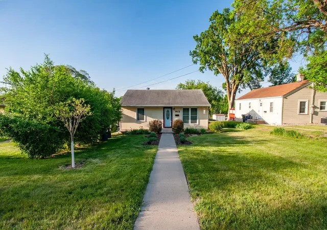 Homes for sale in Fergus Falls, MN | 912 E Highland Ave, Fergus Falls, MN 56537 | MLS# 7082113