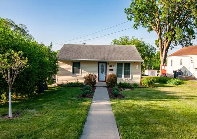 Homes for sale in Fergus Falls, MN | 912 E Highland Ave, Fergus Falls, MN 56537 | MLS# 7082113