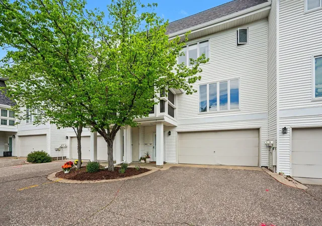 Photo 3 of Single family home for sale at 921 Dartmouth Ave SE, Minneapolis, MN 55414 | MLS# 7082198 | Listing updated on 2026-08-25