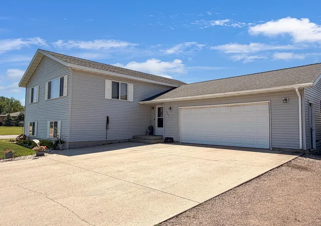 2nd image of 501 Darlene Dr, Marshall, MN 56258 | MLS# 7082253