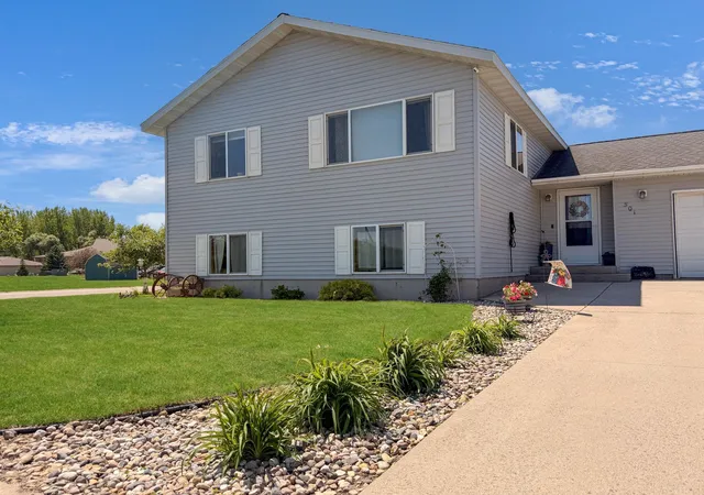 3rd image of 501 Darlene Dr, Marshall, MN 56258 | MLS# 7082253