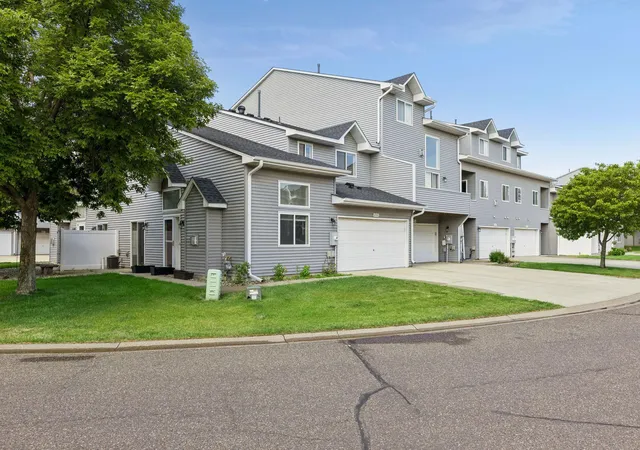 Homes for sale in Woodbury, MN | 670 Kingfisher Ln #G, Woodbury, MN 55125 | MLS# 7082654