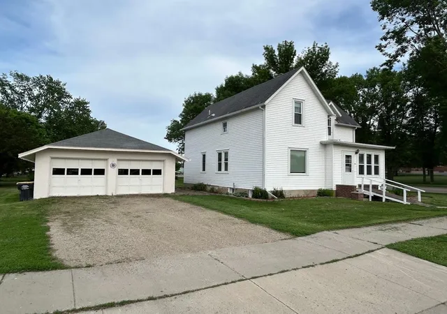 Homes for sale in Fairfax, MN | 10 Park St N, Fairfax, MN 55332 | MLS# 7082778
