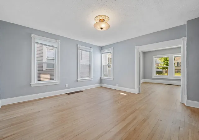5th image of 937 Thomas Ave, Saint Paul, MN 55104 | MLS# 7082796