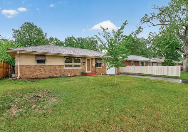2nd image of 6102 Hampshire Ave N, Crystal, MN 55428 | MLS# 7082955