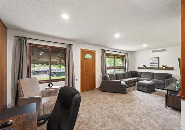 3rd image of 6102 Hampshire Ave N, Crystal, MN 55428 | MLS# 7082955