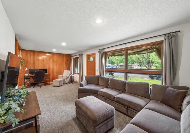 4th image of 6102 Hampshire Ave N, Crystal, MN 55428 | MLS# 7082955