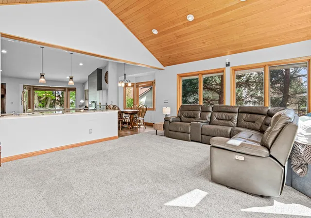 3rd image of 1570 Lakeview Curv, Saint Paul, MN 55122 | MLS# 7082978