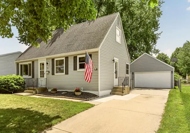Homes for sale in Rochester, MN | 914 16 1/4 St Se, Rochester, MN 55904 | MLS# 7083220