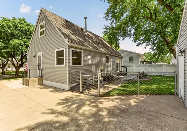 Homes for sale in Rochester, MN | 914 16 1/4 St Se, Rochester, MN 55904 | MLS# 7083220