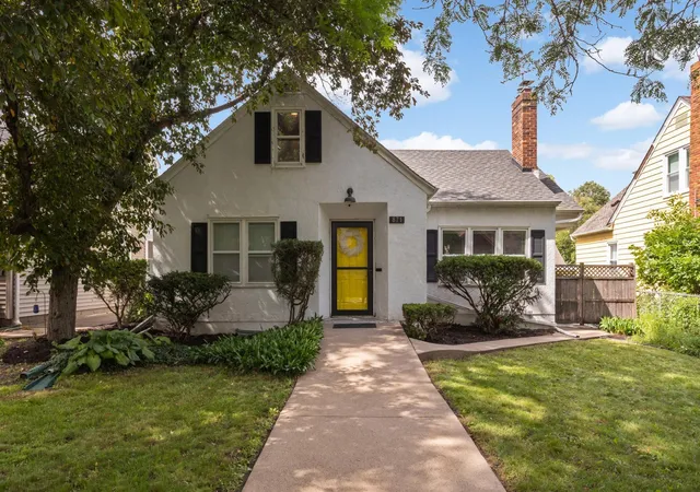 Photo 1 of Sale Pending at 871 Sherwood Ave, Saint Paul, MN 55106 | MLS# 7083333 | Listing updated on 2026-10-02