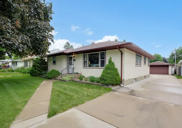 Homes for sale in West Saint Paul, MN | 300 Edith Dr, West Saint Paul, MN 55118 | MLS# 7083751