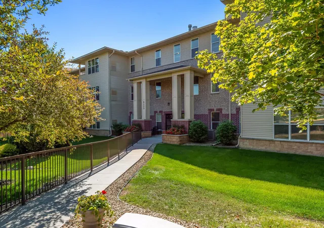 3rd image of 9225 Medicine Lake Rd #205B, Golden Valley, MN 55427 | MLS# 7083927