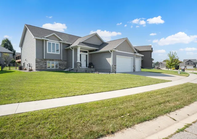 33rd image of 870 Portsmith Dr Nw, Rochester, MN 55901 | MLS# 7083989