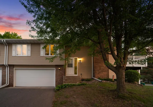 2nd image of 4664 Ridge Cliff Dr, Eagan, MN 55122 | MLS# 7084033