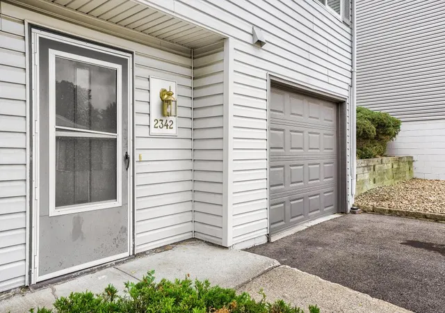 Photo 2 of Single family home for sale at 2342 Dorland Pl E, Maplewood, MN 55119 | MLS# 7084110 | Listing updated on 2026-09-05