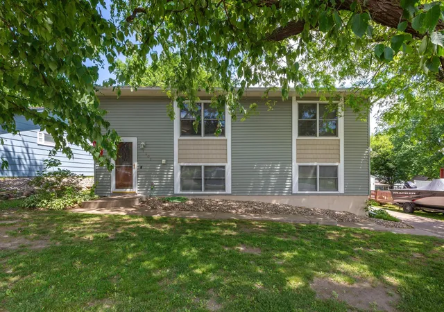Homes for sale in Faribault, MN | 1401 Autumn Dr, Faribault, MN 55021 | MLS# 7084138