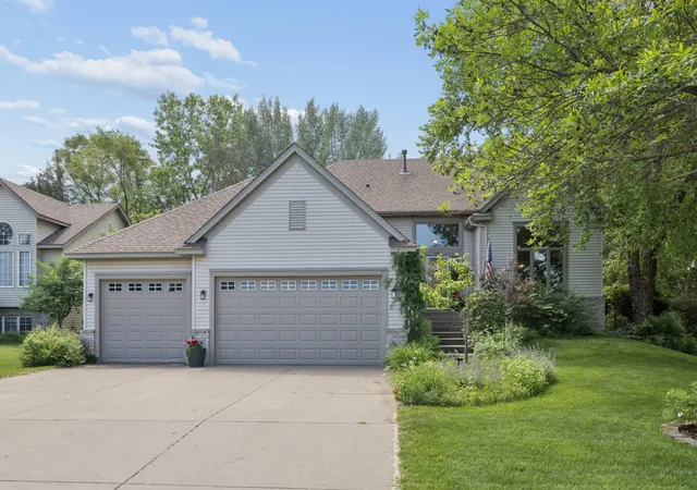 2nd image of 638 Oakwood Dr, Saint Paul, MN 55126 | MLS# 7084271