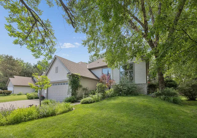 3rd image of 638 Oakwood Dr, Saint Paul, MN 55126 | MLS# 7084271