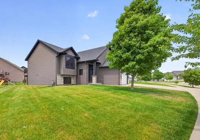 2nd image of 2287 Phoenix Rd Sw, Rochester, MN 55902 | MLS# 7084278