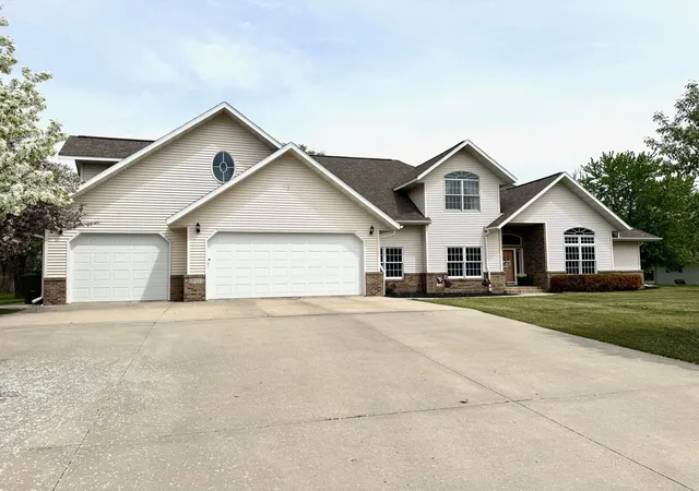 Homes for sale in Roseau, MN | 901 6th Street Sw, Roseau, MN 56751 | MLS# 7084346