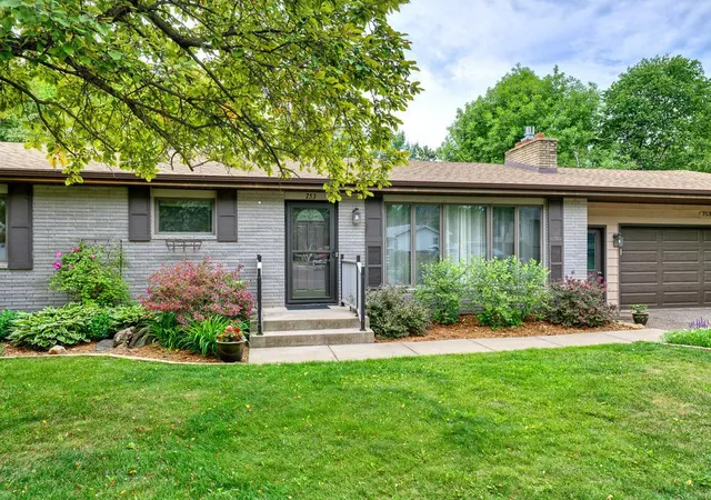 Homes for sale in River Falls, WI | 753 Valley View Dr, River Falls, WI 54022 | MLS# 7084448