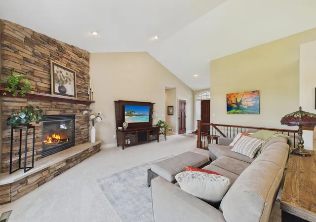 4th image of 1545 Century Knoll Ln Ne, Rochester, MN 55906 | MLS# 7084625