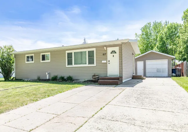 Homes for sale in Moorhead, MN | 617 Cedar Ln, Moorhead, MN 56560 | MLS# 7084837